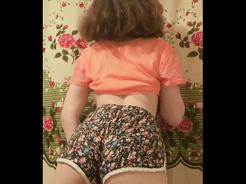 ❤️ Sexy junges Babe zieht ihre Shorts vor der Kamera aus ☑ Super sex bei de.higlass.ru ☑