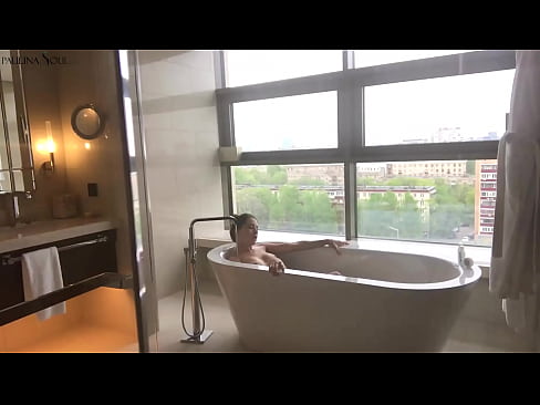 ❤️ Riesiges Babe wichst leidenschaftlich ihre Muschi im Badezimmer ☑ Super sex bei de.higlass.ru ☑